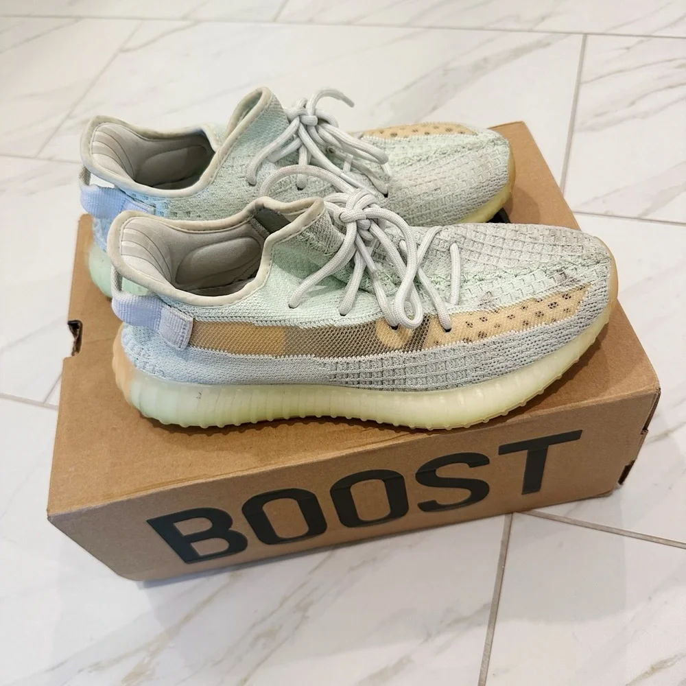 Yeezy Adidas - Picture 2 of 4
